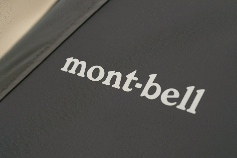 ダークグレーのテント生地に白抜きで「mont-bell」と記されたロゴのクローズアップ