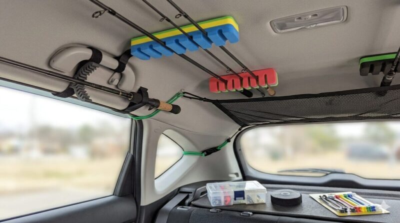 車内のアシストグリップ付近に取り付けられた、クッション材や面ファスナーベルトなどの収納パーツ。