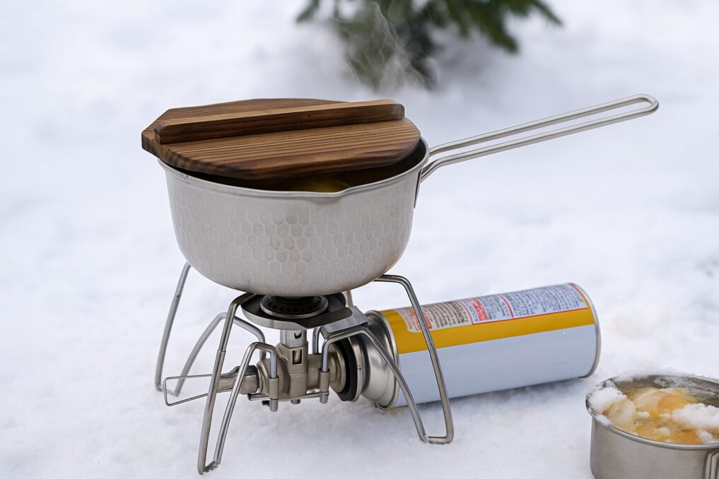 ST-310本体の使用風景（冬の雪中で鍋を温めている）