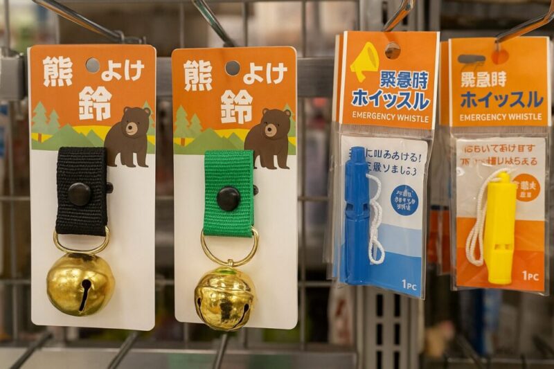100均店内の熊避け関連商品(鈴やホイッスル)イメージ