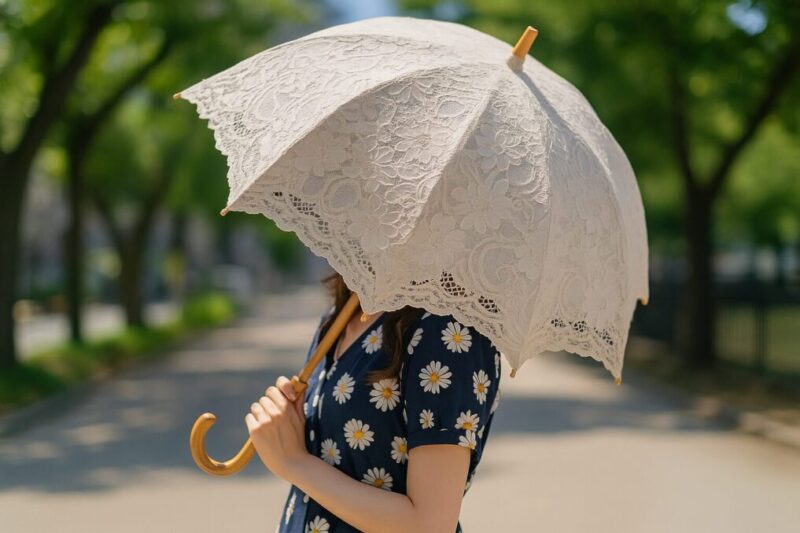 華やかな柄や持ち手に高級感のある日傘イメージ