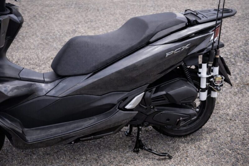 PCX系スクーターのロッドホルダー装着位置