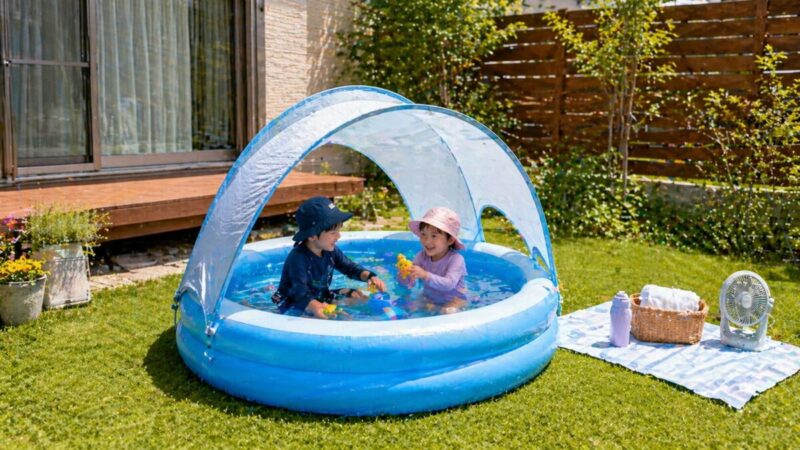 アーチ型のプール用サンシェード付き家庭用プールで子どもが遊ぶ様子