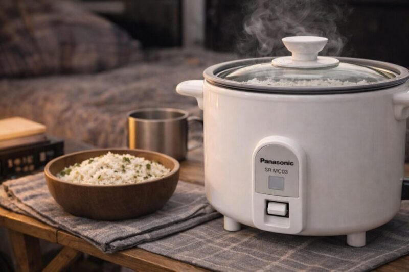 小型炊飯器のそばに炊き上がったご飯を置き、手軽に食事できる様子を表したイメージ