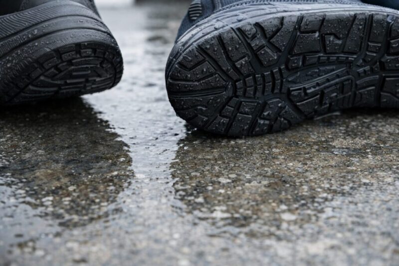 船上で滑りにくい靴底の溝と濡れたデッキの関係を示すイメージ