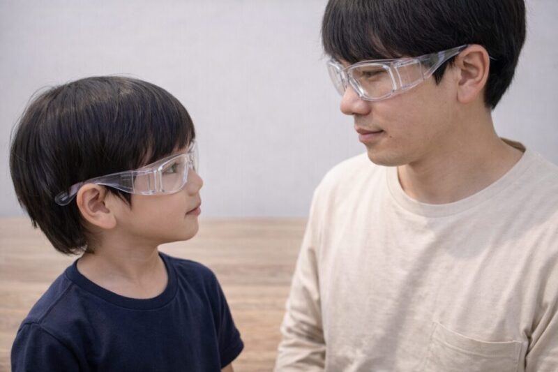 子供用と大人用の花粉対策メガネのサイズ差を比較するイメージ