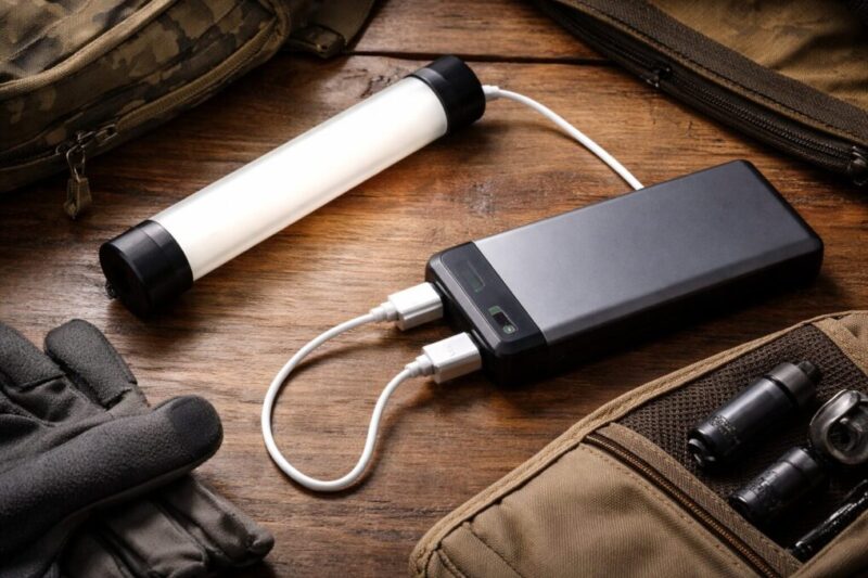 USB給電のLEDライトとモバイルバッテリーを並べた車中泊向け照明のイメージ