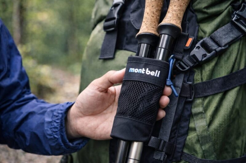 ザックのショルダー付近のホルダーでトレッキングポールを素早く着脱するイメージ