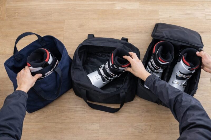 トートとボストンと収納ケースを並べて比較している様子