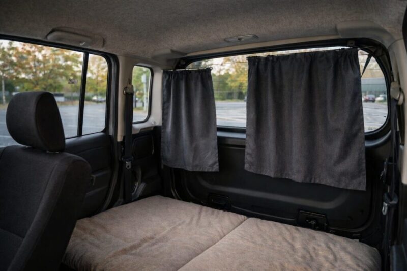 リア側に簡易カーテンを設置した車内レイアウト例