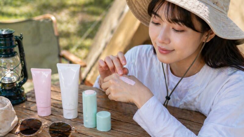 トーンアップタイプの日焼け止めを手の甲で試すイメージ