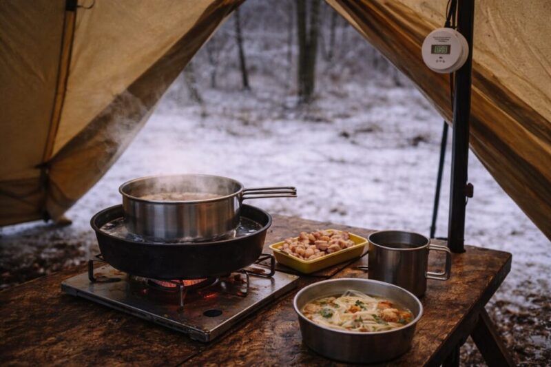 冬キャンプで安全に配慮し換気を意識して調理するイメージ