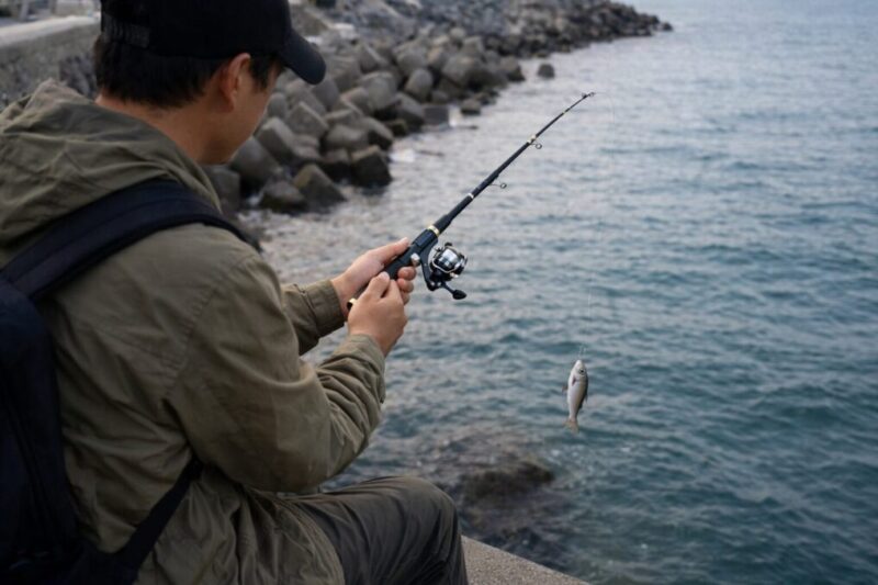 ペン型ロッドを実際に使って小物釣りをしている様子