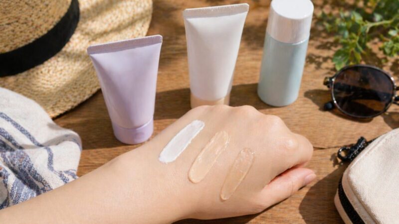 顔用日焼け止めの白浮きや仕上がりを手の甲で比較するイメージ