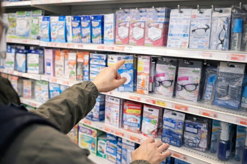 店内で花粉対策メガネの売り場を探している様子のイメージ