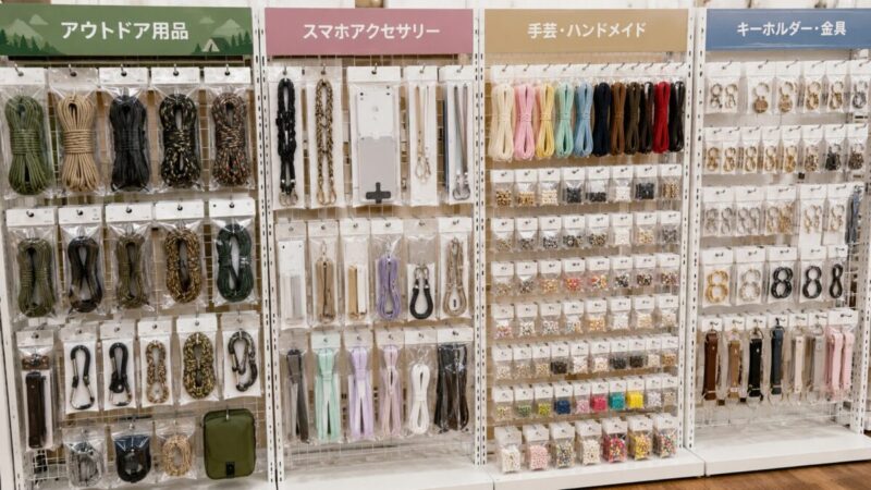 100均の売り場でパラコードやストラップ材料を探すイメージ