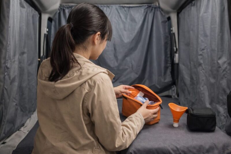 女性が車内でトイレ対策を安全に準備するイメージ