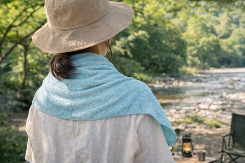 帽子とタオルを併用して首とうなじをカバーしながら外遊びする様子