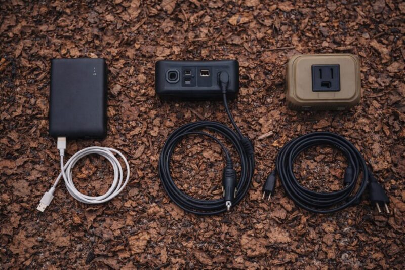 USBと12VとACの電源方式を比べられるように、ケーブルとプラグを並べた物撮り