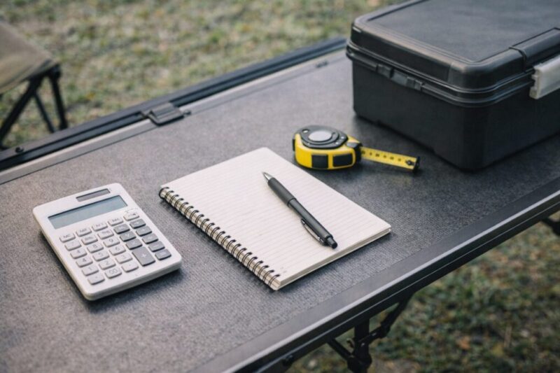 キャンプ道具のコスパを条件で比較しているイメージ