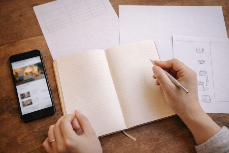 グランピング予約前に料金や設備を確認している手元のイメージ