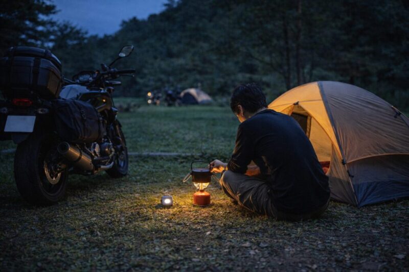 強風や雨に備えて低く設営し安全を優先するキャンプサイト