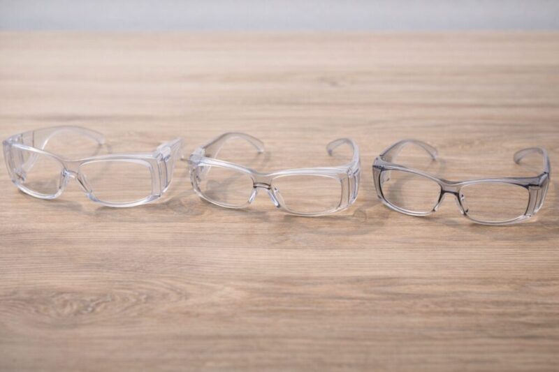 100均の花粉対策メガネを形状で比較しているイメージ
