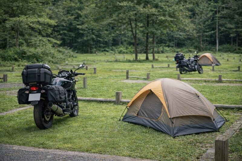 バイク専用サイトで、周囲と距離を保ちながら静かに設営できるソロキャンプの様子