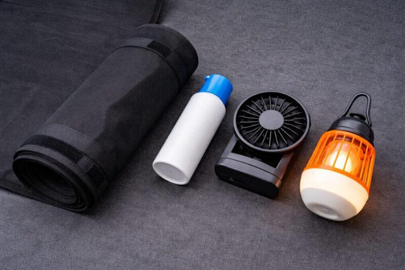 網戸と虫除けグッズを組み合わせた車中泊の虫対策セットイメージ