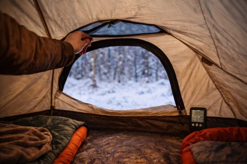 テント内で換気口を開けて室内環境を確認している様子