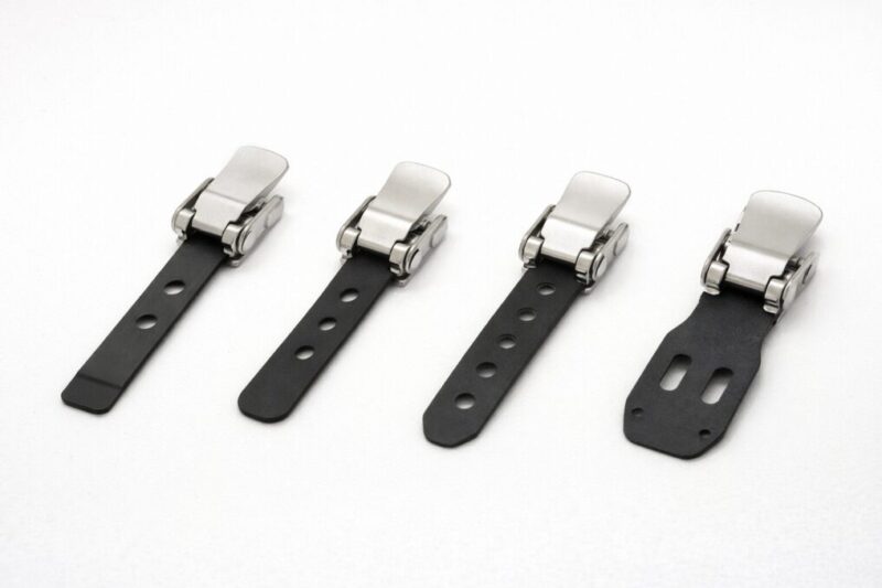 スキーブーツ用延長パーツの対応形状と長さを比較している様子