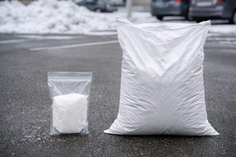 少量タイプと大容量タイプの融雪剤を用途別に並べて比較している様子