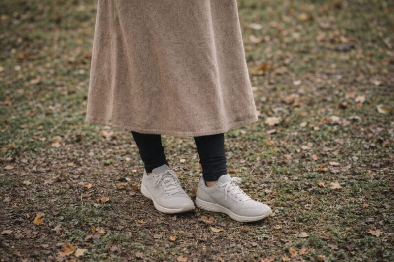 スカートでも寒さと汚れを防ぎやすい秋の服装例