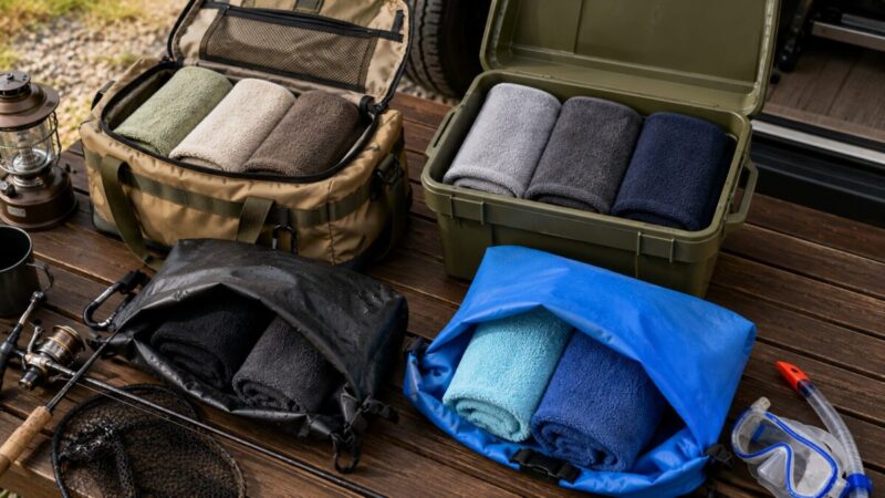 キャンプと車中泊と釣りと海水浴で使った吸水タオルを用途別の袋へ分けて持ち帰る準備