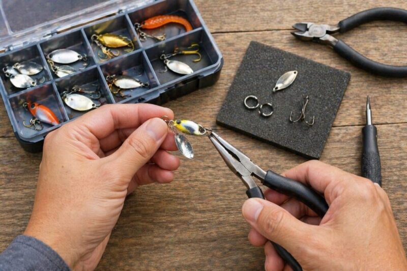 ルアーのフックやリングを調整する改造作業の手元イメージ