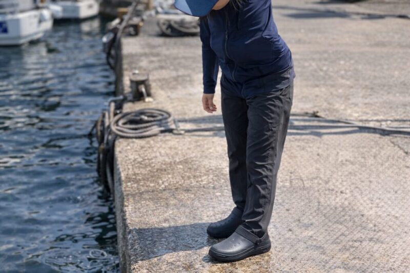 船釣り向けに軽さとフィット感を確認する女性の足元
