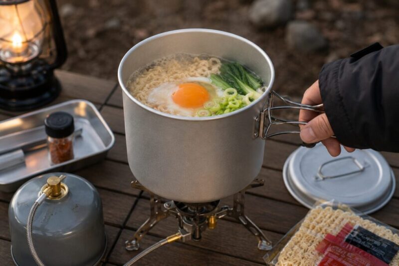 900mlクッカーで袋麺と卵を調理するソロキャンプ飯の画像