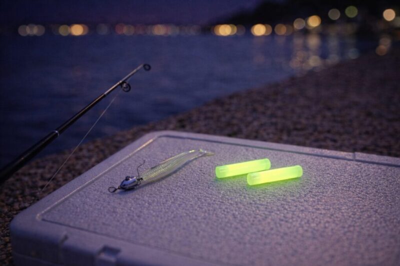 アジングで使う小型ケミカルライトと軽量リグの比較イメージ