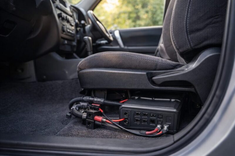 車内に取り付け機器と配線を並べ、付属品を確認している様子