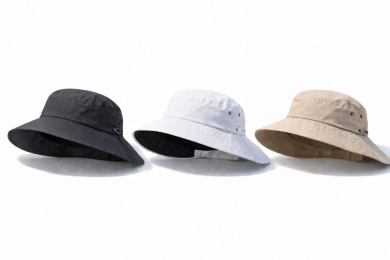 黒白ベージュの帽子を並べて色の違いを比較したイメージ