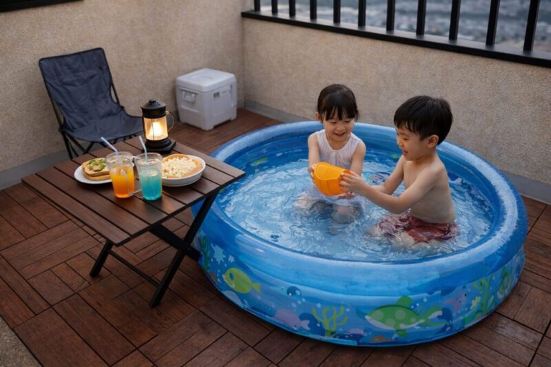 夏のベランダを水遊びや軽食で楽しむ自宅アウトドアのイメージ