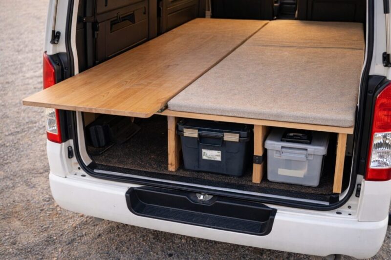 収納と就寝スペースを両立した車中泊向けベッド構成