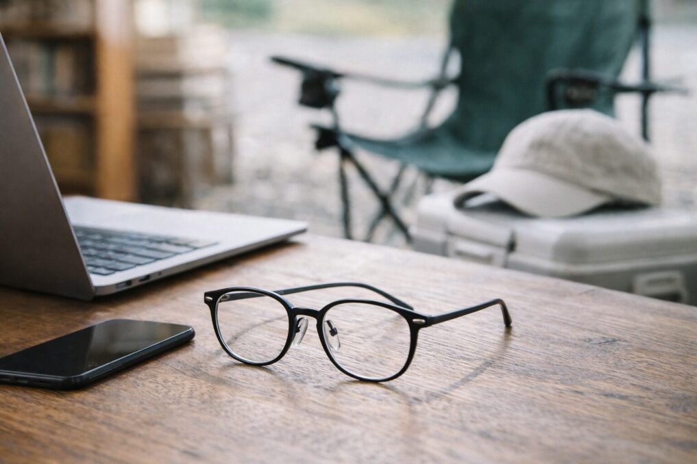 ブルーライト対策と紫外線対策を両立できる屋内外兼用メガネのイメージ