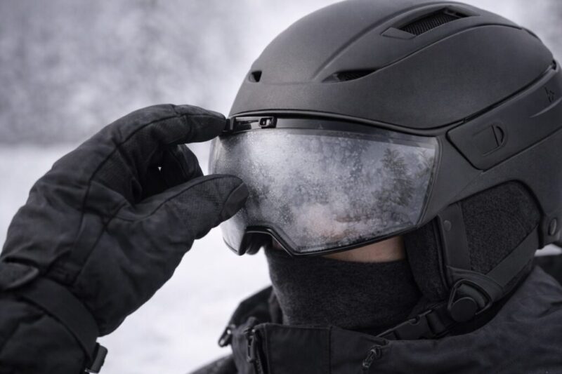 バイザーの曇り対策を連想させる操作イメージ