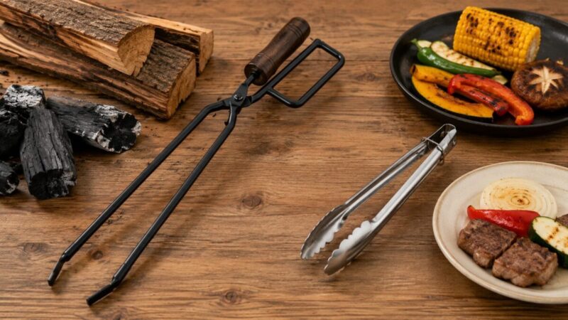 薪や炭に使う火ばさみと食材に使う料理用トングを比較した様子