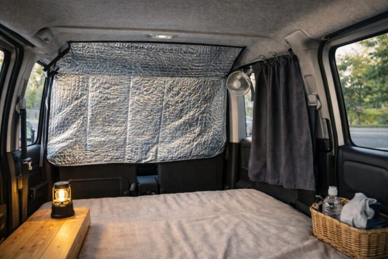 遮光布とサンシェードを併用した夏の車中泊対策例