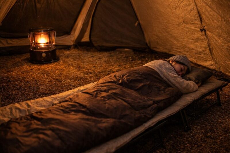 就寝中の事故を避けるためストーブと寝床の距離を確保したテント内の配置