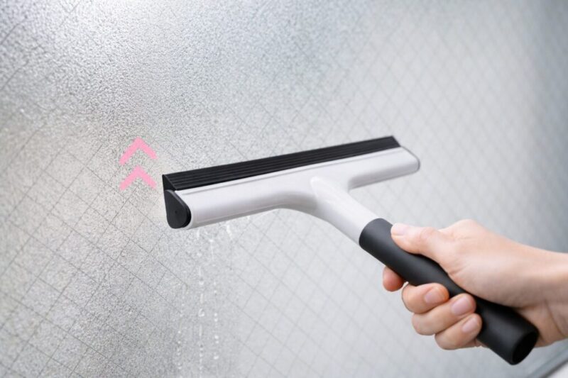 すりガラスにワイパーを軽く当てて、力を入れずに動かしている様子