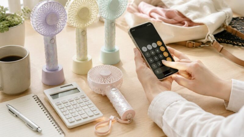 ハンディファンの定価と通販価格を購入前に比較している様子