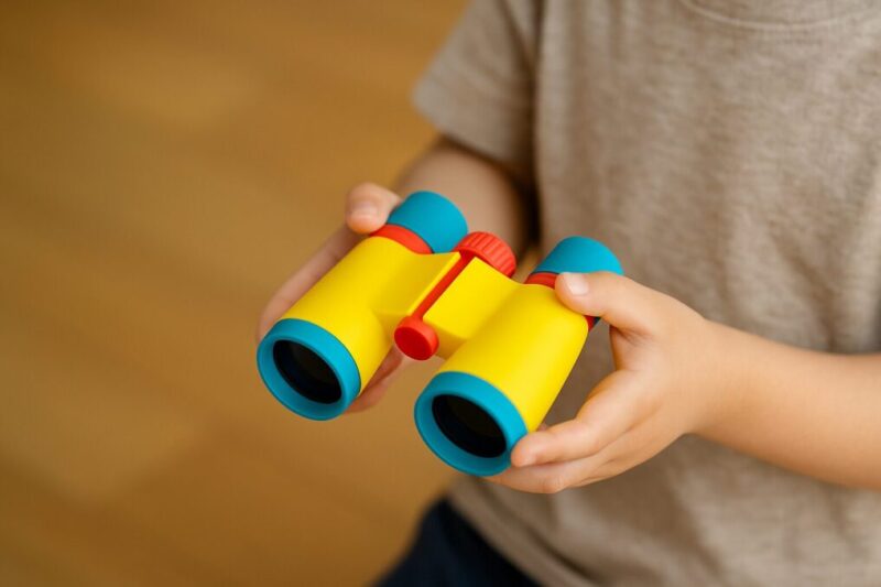 子どもでも扱える軽量な100均双眼鏡の雰囲気を示すイメージ